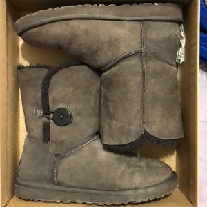 UGG Bailey Button dark brown